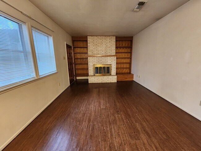 Building Photo - Great Location / Luxury Vinyl Plank / No C...