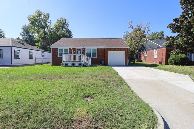 Foto del edificio - Charming 2 Bed / 1 Bath + Sunroom/Breakfas...