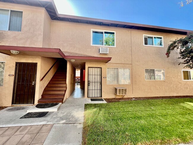 Building Photo - Stunning 1 Bedroom/1 Bath Condo in Lakeside!