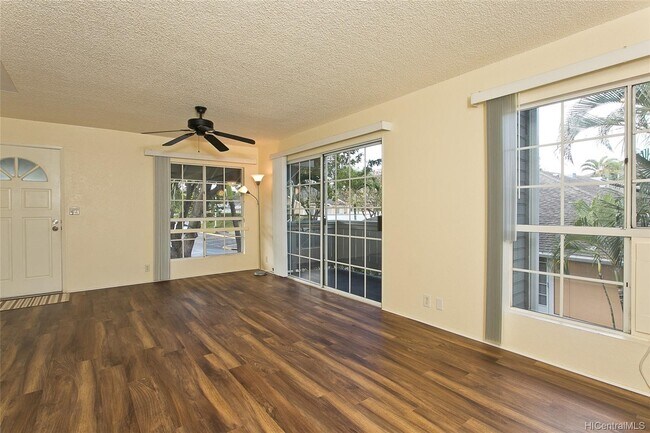 Building Photo - 493 Mananai Pl