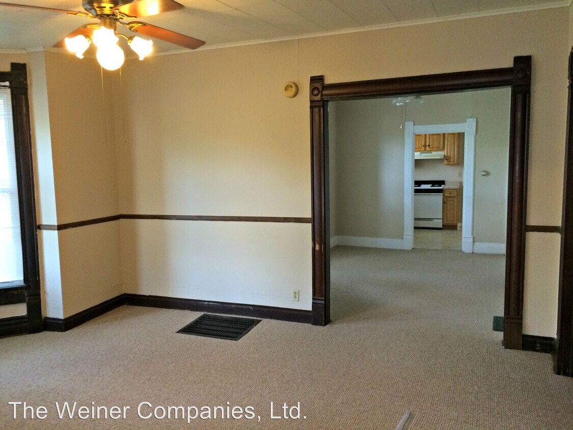 Primary Photo - 405 W White St