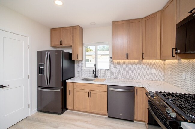Building Photo - Beautifully New Built 2 Bed/2 Bath Home In...