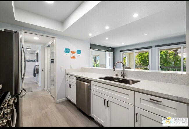 Foto del edificio - 1735 N Via Miraleste