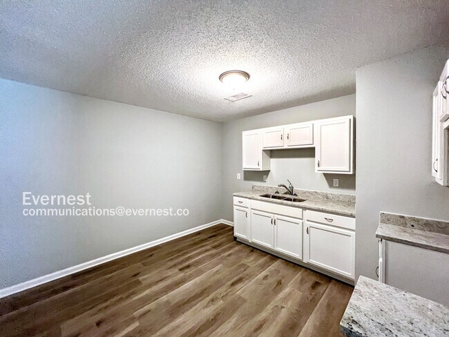Foto del edificio - 3573 Russelwood Dr