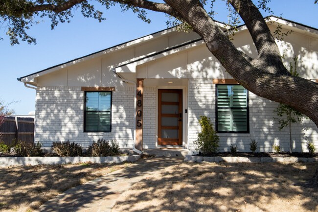 Foto del edificio - 4805 Alta Oaks Ln