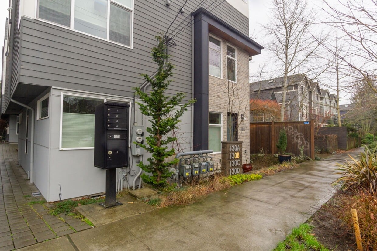 Primary Photo - 3Bd/3Ba Seattle Townhouse