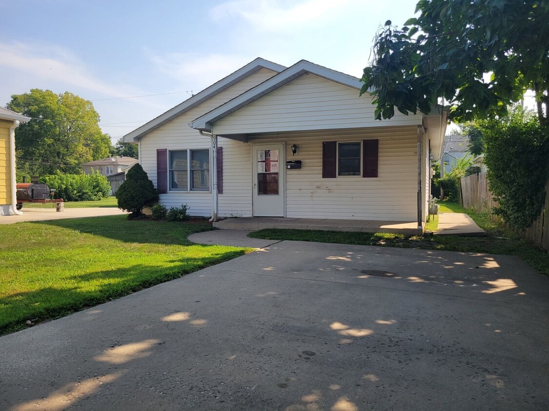 Primary Photo - Pun-believable Deal: Stunning 3 Bed/1 Bath...