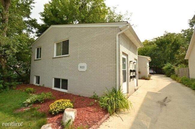 Building Photo - 2 br, 1 bath Apartment - 923 S 7th St #2 -...