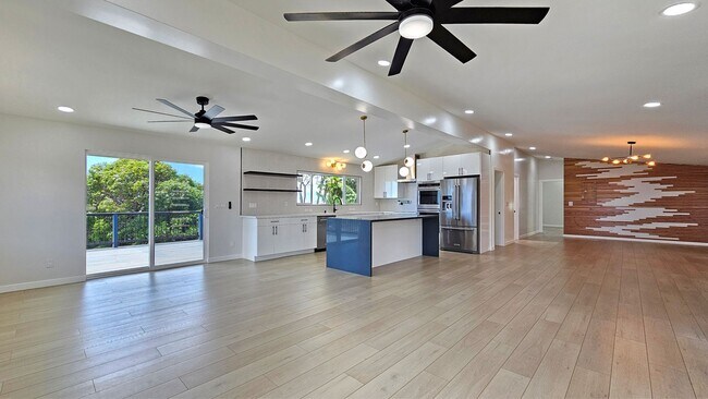 Foto del edificio - Waialae Nui Ridge - Renovated 4 bedroom, 3...