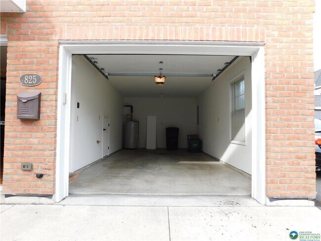 Building Photo - 825 Masslich St
