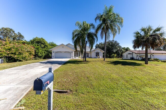 Foto del edificio - Beautiful 3BR 2BA House with Pool in Lehigh Acres MOVE IN SPECIAL 50% OFF FIRST MONTH RENT!