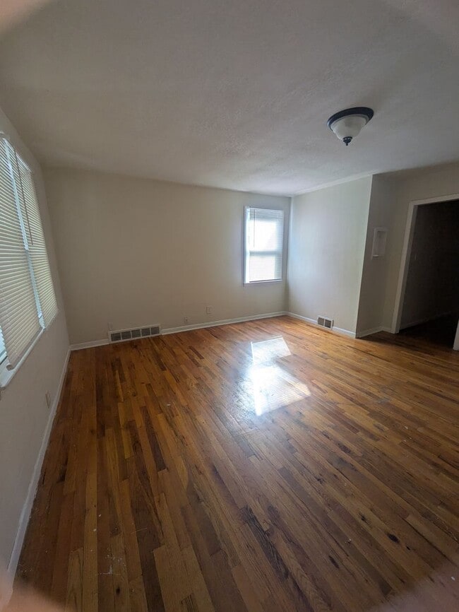 Foto del edificio - 3017 E 8th St