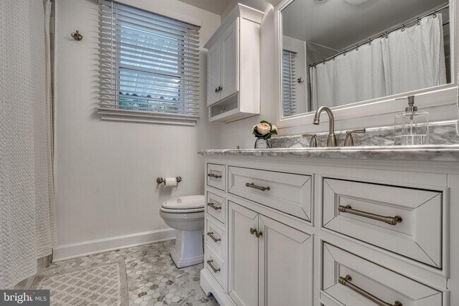 Foto del edificio - 5809 Pine Hill Dr