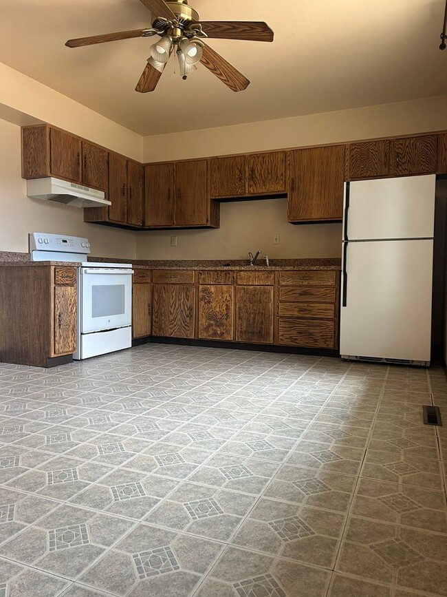 Building Photo - $2000/Month 3 Bed/2 Bath Ranch Style Home ...