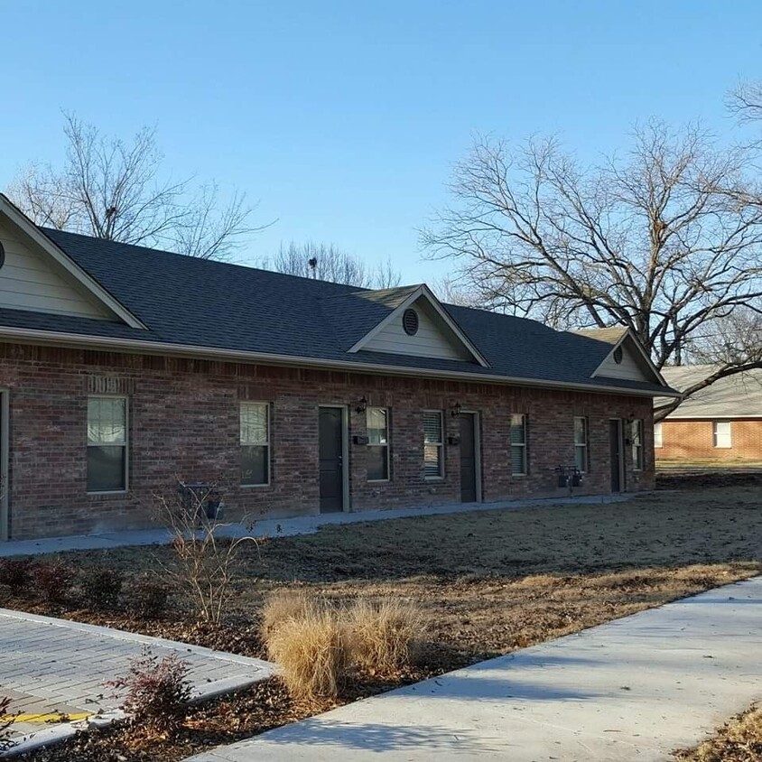 Exterior - 401 S Davis Ave