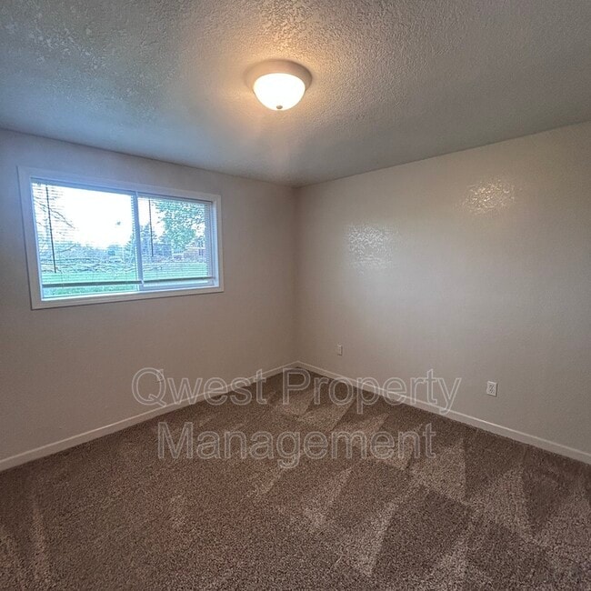 Building Photo - 409 E Woodlawn Ave