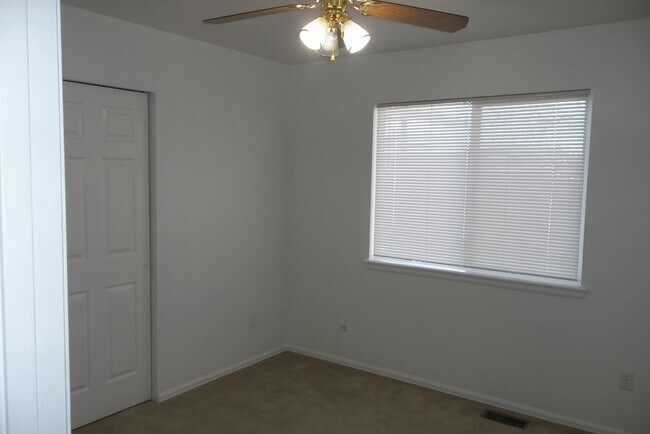 Foto del edificio - Spacious 5 Bedroom Home in Windsor