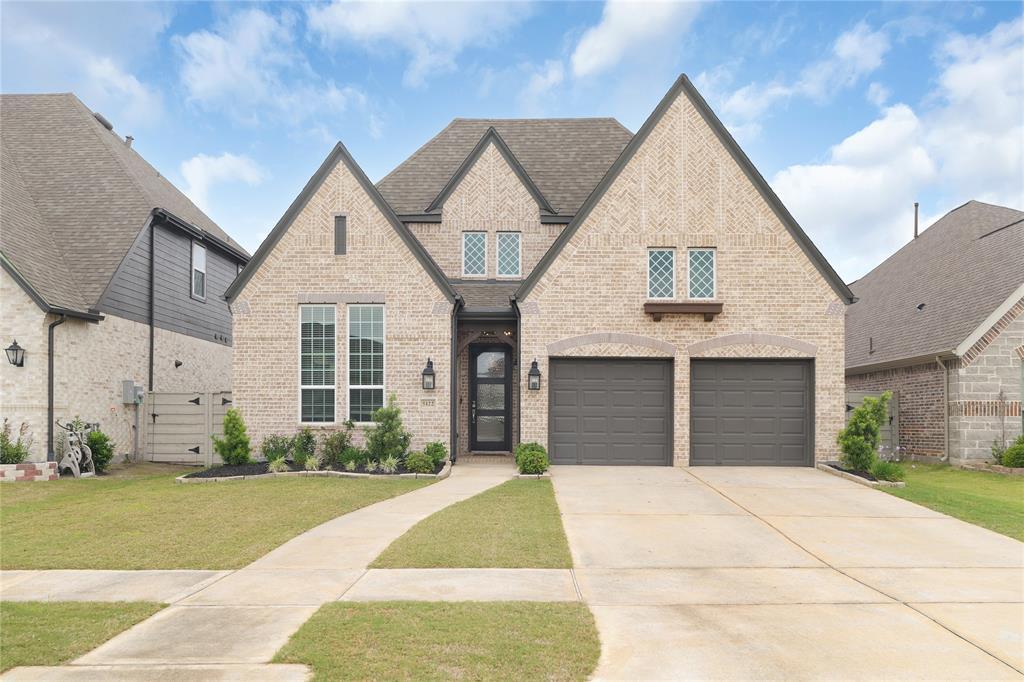 Foto principal - 5122 Walnut Grv Ln