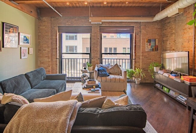 Building Photo - Large 1bed in River North!!