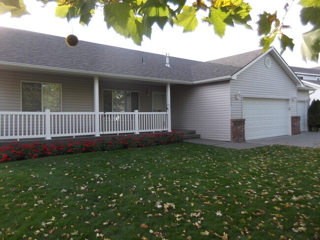 Building Photo - 2035 N Palisades Dr