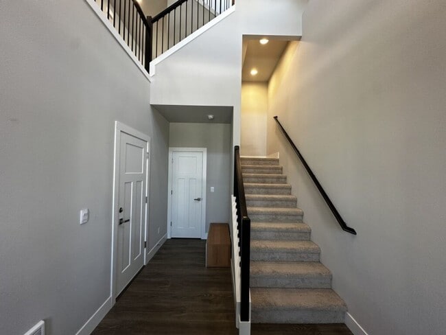 Building Photo - Modern Comfort and Style in Spacious Snoho...