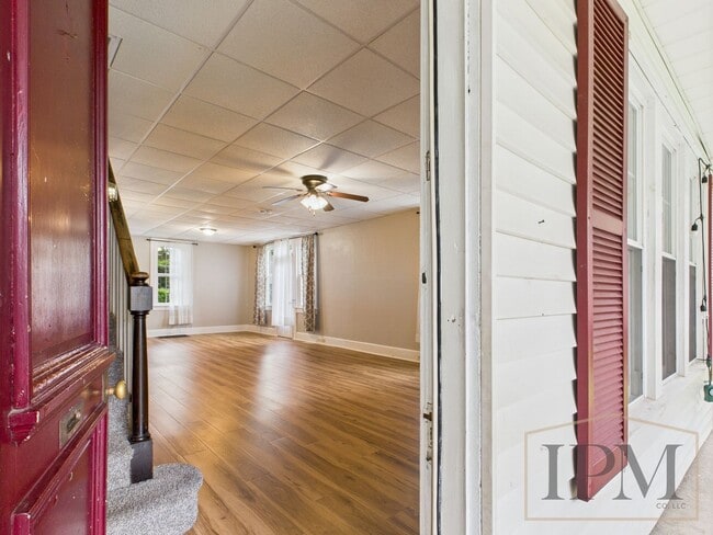 Building Photo - Available Now Beautiful 4 Bedroom Home with Garage, Central Air & Large Yard in York City.