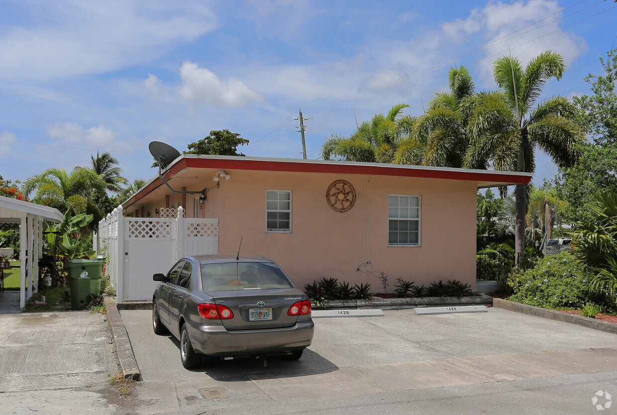 Building Photo - 1422 NE 5th Ter