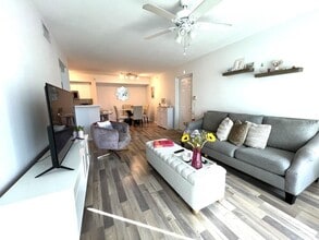 Building Photo - 713 Villa Cir