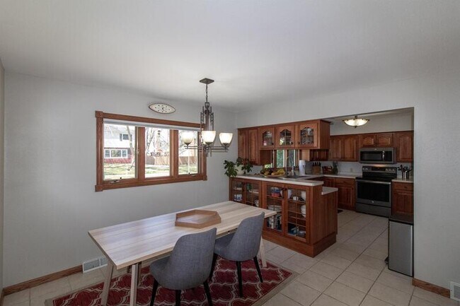 Building Photo - 2234 Viking Dr NW
