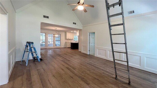 Building Photo - 372 Lynne Cir