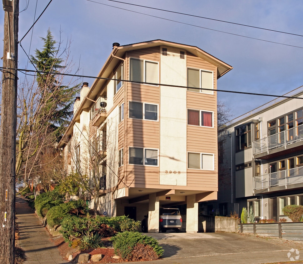 Primary Photo - 3903 Woodland Park Ave N