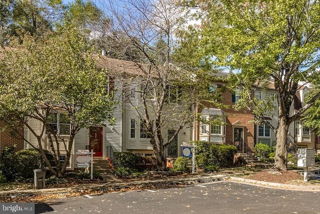 Building Photo - 7872 Colonial Village Row