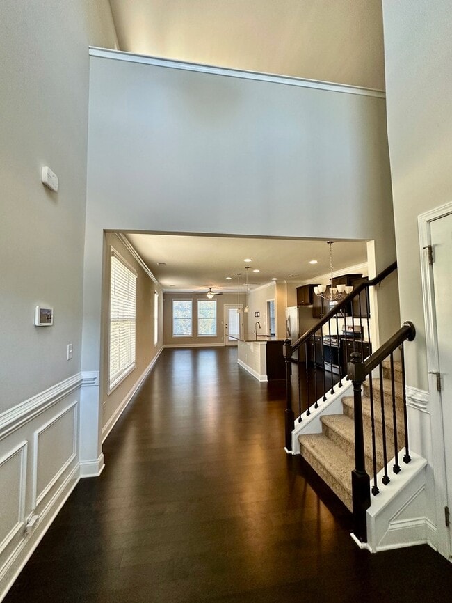 Building Photo - Beautiful 4 bedroom, 3 bath townhome end u...