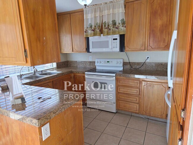 Foto del edificio - 384 Grovewood Loop N