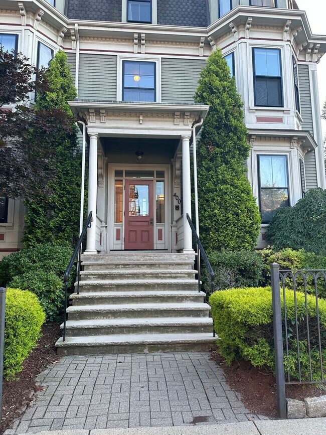 Building Photo - Somerville 1 Bed Available Nov. 1st - In u...