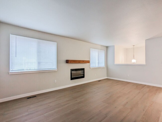 Foto del edificio - **Move-in Special** Gorgeous Remodeled 4 bed 2 bath w/ 2 car garage!