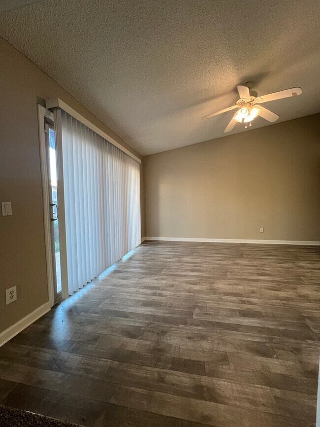 Foto del edificio - 7956 Orchard Woods Cir