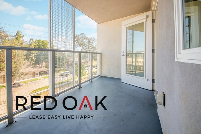 Building Photo - Beautiful and Spacious One Bedroom with Pr...