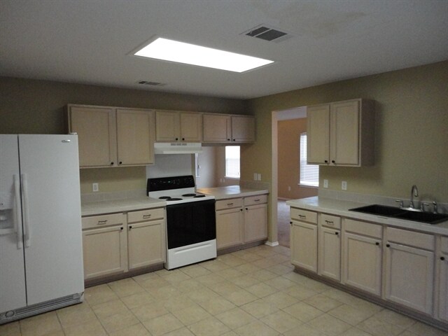 Building Photo - 1000 Silverstone Ln