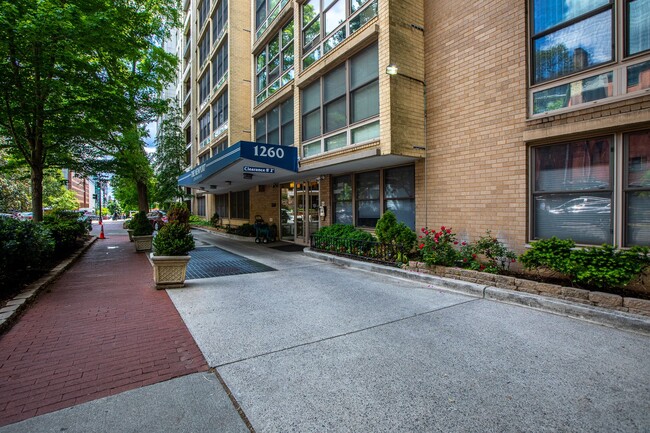 Building Photo - Beautiful 2 BR/1 BA Condo in Dupont Circle!