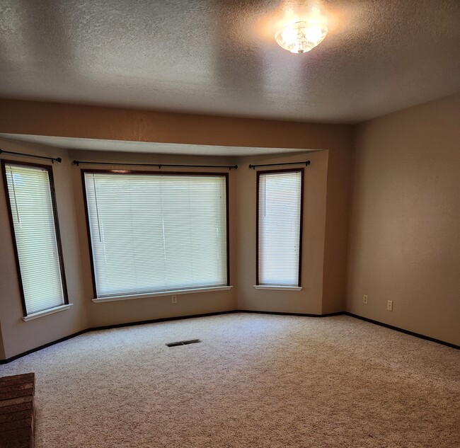 Building Photo - 2900 Salluce Dr