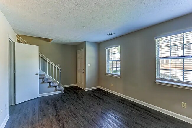 Foto del edificio - 418 Creekview Ct
