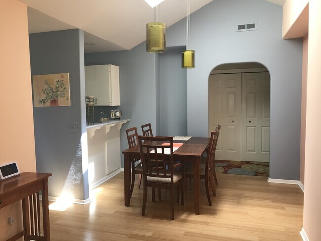 Building Photo - Bright and charming Ashland home next to s...