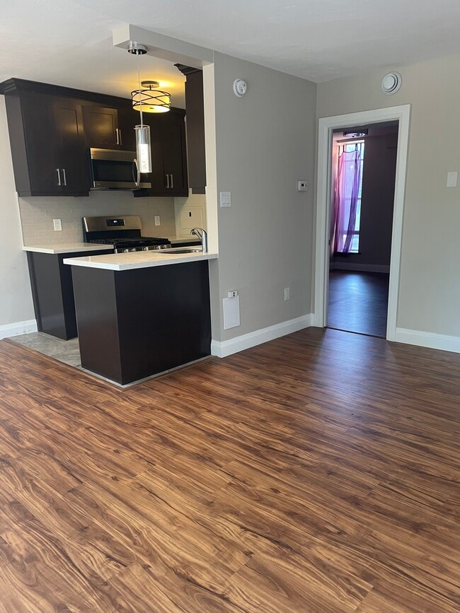 Building Photo - Spacious 1 Bedroom In Desirable Location