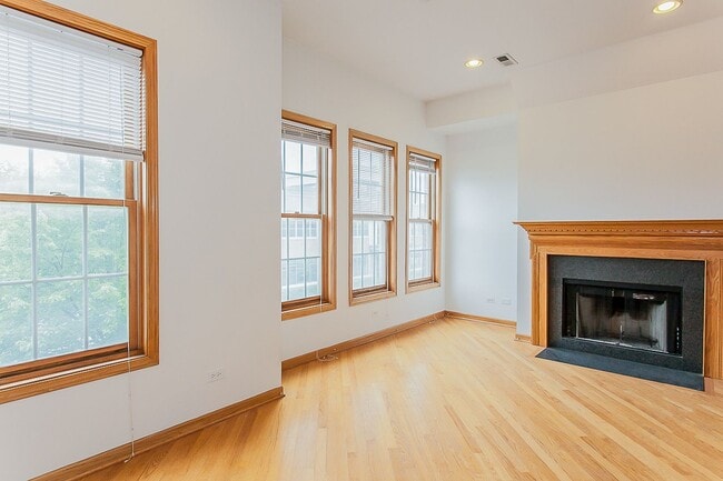 Building Photo - 1324 W Diversey Pky
