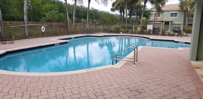 Foto del edificio - 350 Crestwood Cir