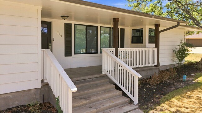 Building Photo - 900 Winding Rd