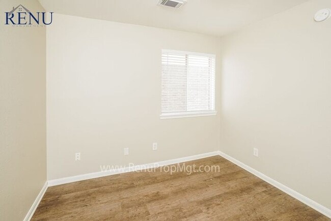 Building Photo - AVAILABLE NOW FOR A SELF GUIDED TOUR!