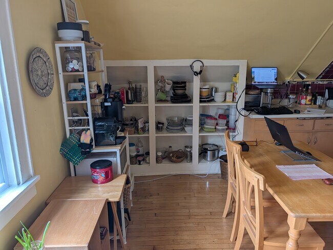 Cocina - 517 E Burleigh St