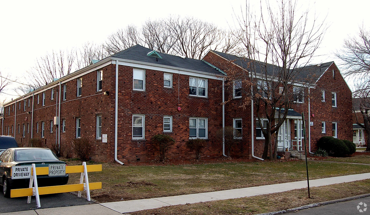 Primary Photo - Colonial Garden Apartments